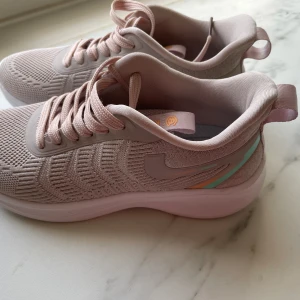 Helt nya träning sport skor stl 36 - Helt nya träning skor fritids skor storlek 37,mindre i storlek 