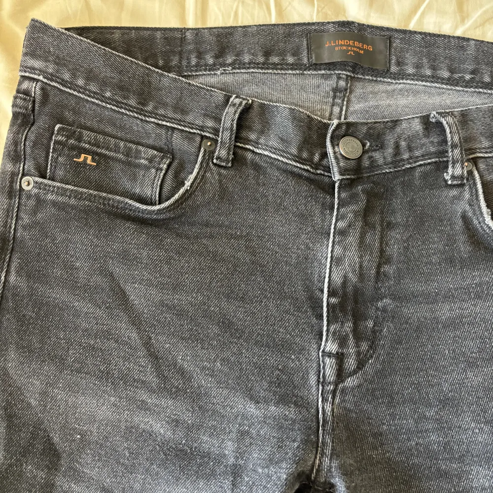 Hej säljer dessa jeans från j.Lindeberg. Cond 9/10, storlek 33/34, nypris runt 1500!. Jeans & Byxor.