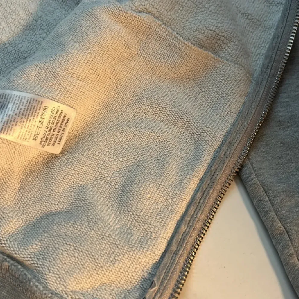 Äkta dsquared zipper bra skick har litet hål men märks inte storlek 12Y. Hoodies.