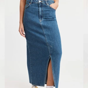 Jeanskjol - Lång jeanskjol från Monki. Aldrig använd och har prislappen kvar. Beställd för 399kr men passade tyvärr inte mig 😢 Skriv för egna bilder