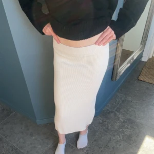 Stickad långkjol  - Stickad långkjol med lapp kvar, köpt för 399