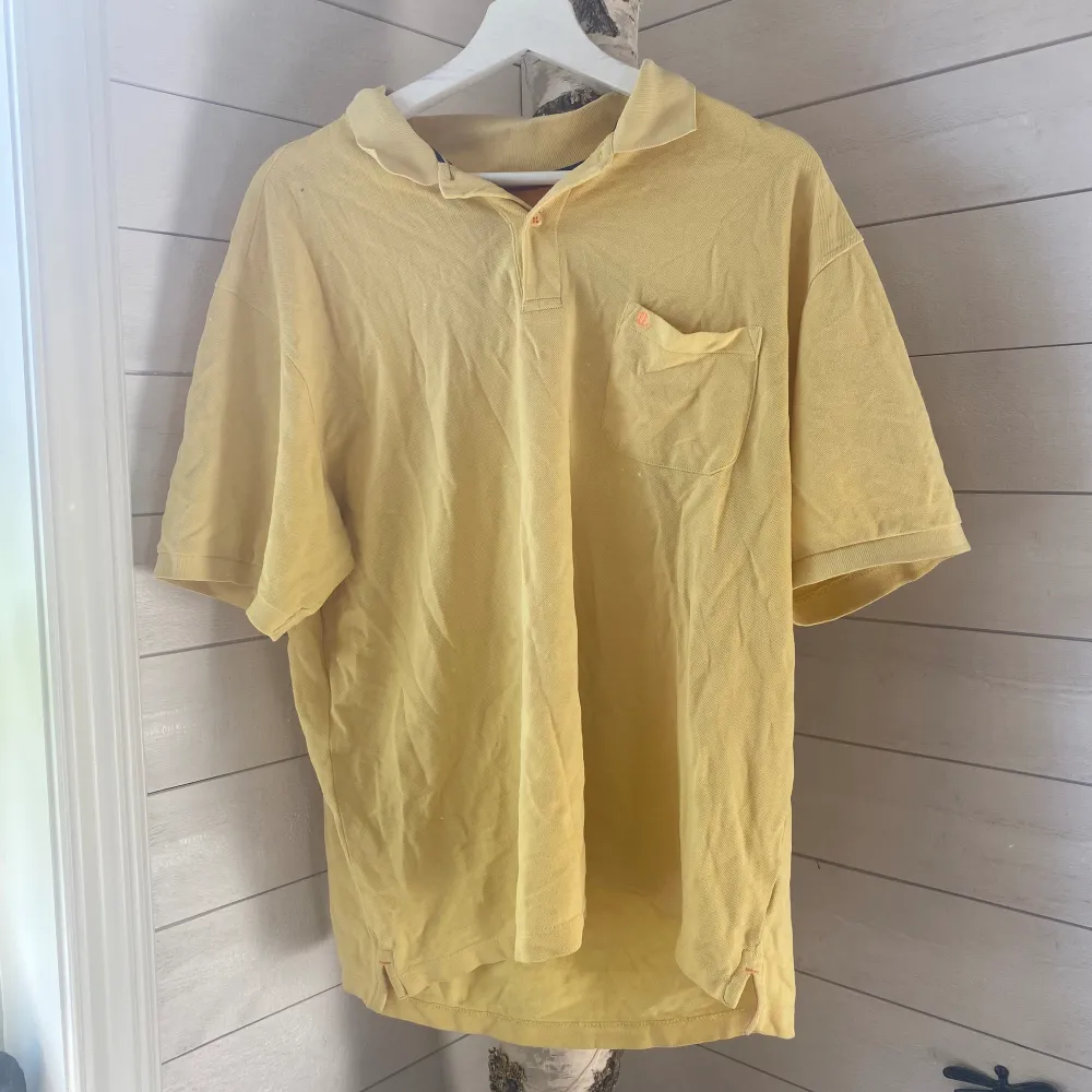 Oversized gul piké i gott skick. Köpte på second hand för några år sedan . T-shirts.