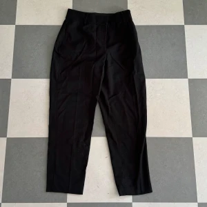 Svarta kostymbyxor  - Köpta på hm, används inte längre, nyskick! Har fake fickor bak å riktiga fram