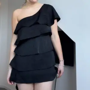 Säljer denna klänning igen då det blev fel i förra annonsen!! Superfin volangklänning med en axel. Fint skick ❤️ tryck på köp nu för köpa