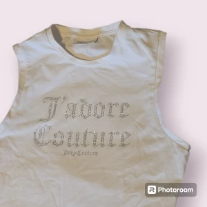 Äkta Juicy Couture topp - Ikonisk Juicy couture tanktopp🌸 Två små kristaller har lossnat men annars är den i bra skick! Storlek L men passar även M.