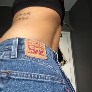 Levi’s jeans - Säljer dessa jeans då jag inte använder de så mycket. Modellen är 501, storlek står inte men skulle tro 25-26 och passar mig som vanligtvis är xs-s