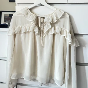 Vila Blus  - Super fin Vila blus som passar till allt! Den är endast använd 3-5 gånger och är i super bra skick. Kom med egna prisförslag, vid snabb affär tar jag billigt. Köpt för 399kr. 