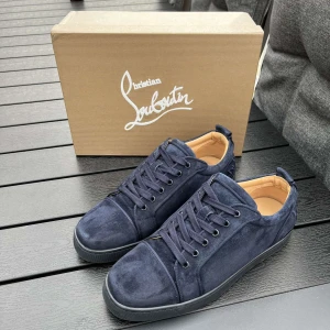 Loubs utan spikar - Skick 8/10, sparsamt använda i 3 månader. Nypris ca 9000, vårt pris 5500. Kvitto finns. Box, extra skosnören, dustbags och skohorn ingår. Inga byten och endast meet ups. Hör av er vid frågor!