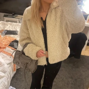Teddy jacka - Säljer en Teddy jacka från zara som ja köpte på plick❤️kan även byta mot en annan jacka❣️inte mina bilder o pris kan diskuteras