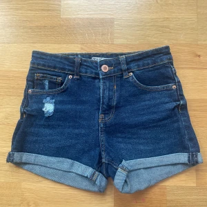 Jeansshorts  - Säljer dessa fina shorts eftersom de inte passar mig längre! De är från bershka i storlek xs 🫶är i princip som nya!