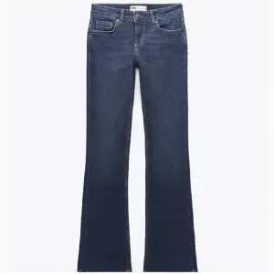 Mörkblå lågmidjade bootcut jeans från Zara! Stl 32! Helt nya!  Paketpris vid fler köp av mig! 