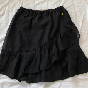 Säljer denna skitsnygga kjol. Från Pernilla wahlgrens kollektion. Säljer då den ej kommer till användning💕