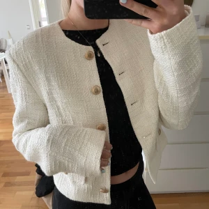 Tunn jacka  - Oanvänd tunnare jacka från Gina Tricot Storlek: 34