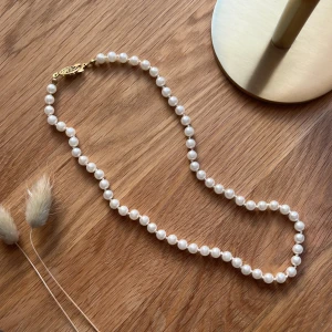 Pärlhalsband  - Snyggt pärlhalsband med bra kvalitet🤍