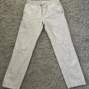 Linnebyxa - Linnebyxorna är från Cubus och har inga tecken på användning! Nypris ligger på 700 kr!