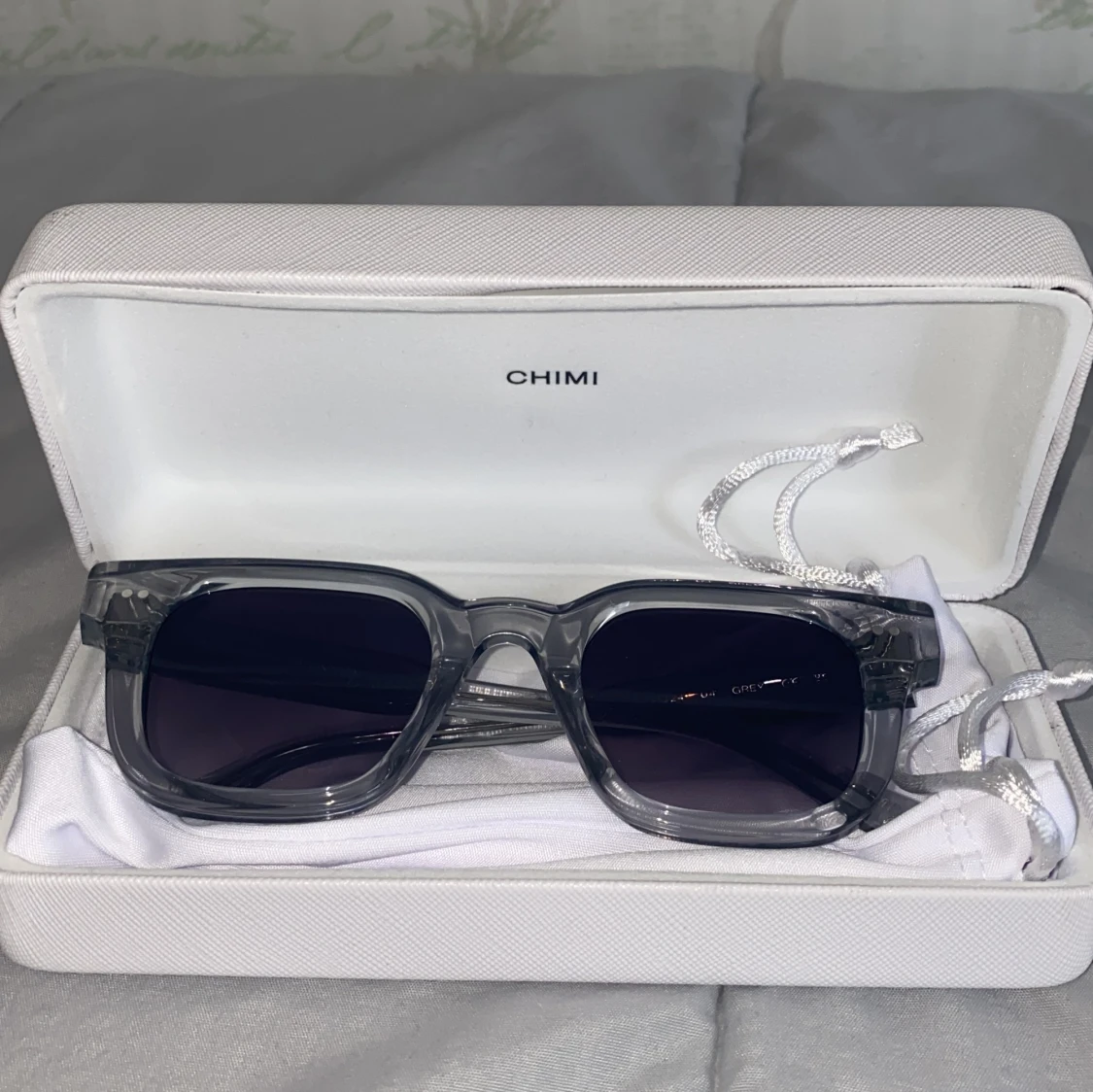 Chimi Solglasögon gråa