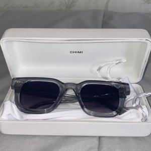Chimi Solglasögon gråa - Gråa chimi sommarglasögon! Älvåkra ett fåtal gånger då den inte passar mig längre! Nypris:1250 säljer för 650kr Skriv om du vill ha fler bilder 