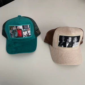 C2 - MARILYN AWE VELVET OCH C2 - MASTERS VELVET CAP, FRÅN TED WONTI LIMITED EDITION, COLLECTION 2 - Två styckna valvet kepsar som är helt oanvända i nytt skick med ett skönt material och perfekt nu in för sommaren , går att köpa 1 keps separat för 299kr och båda för 599kr, pris kan diskuteras. Ha en trevlig dag!
