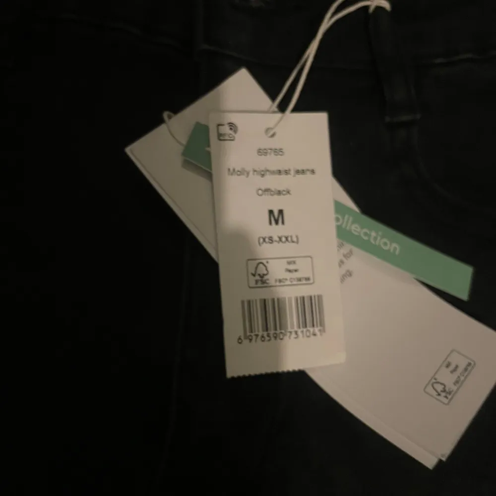 Helt oanvända Molly jeans från Ginatricot i storlek M. Lappen sitter kvar. Säljer för 200+ frakt. Skicka meddelande vid intresse.🥰🥰. Jeans & Byxor.