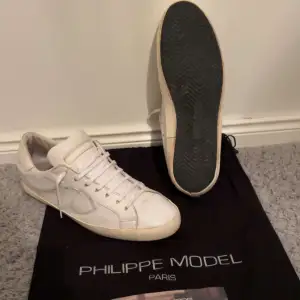 Riksfeta Philippe model skor i den eftertraktade färgen vit!🙌 Storlek 42 passar även 43 ✅ Cond 7,5/10 se bild 3 för defekter🙌 Og: dustbag och tackkort✅ Nypris ca 4700 mitt pris 1999🙌 Fraktar inom 24h  Priset är diskuterbar🙌