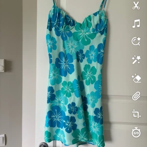 sommarklänning  - väldigt gullig en sommarkväll tillexempel 