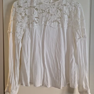 Blus  - Fin blus med spets upptill  Passar mig som vanligtvis bör storlek S/M