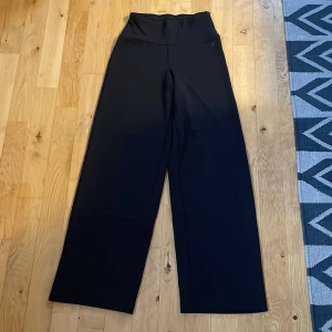 Fina träningsbyxor  - Jättefina träningsbyxor från soc. De har tyvärr blivit för korta för mig. Väldigt sköna. Viskos, polyester och elastan