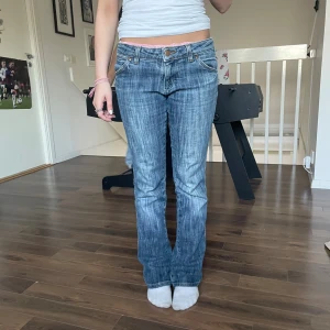 Wrangler Jeans - Lågmidjade blå jeans från Wrangler som inte används. Pris kan diskuteras!!!!  Innerbenslängd: 76cm Midja: 38cm (tvärsöver)
