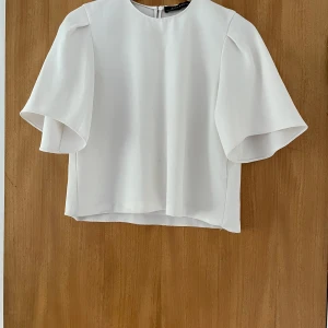 Vit blus - Vit blus med breda ärmar