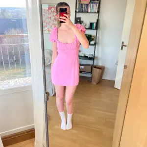 Supersnygg rosa klänning från zara! Endast använd två gånger, så den är i väldigt bra skick🙌🏼perfekt till sommaren o midsommar😍säljer då den är lite kort på mig som är 175🥲 