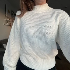 Vit stickad tröja  - Fin och oanvänd stickad tröja från nakd! Storlek s💖