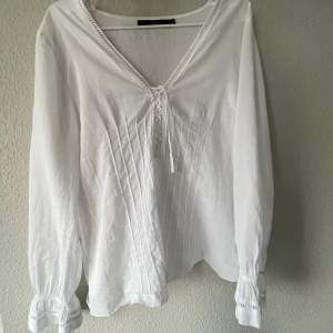 Säljer denna söta vita blusen! Passar mig som brukar ha storlek S💗 köpt secondhand i fint skick.