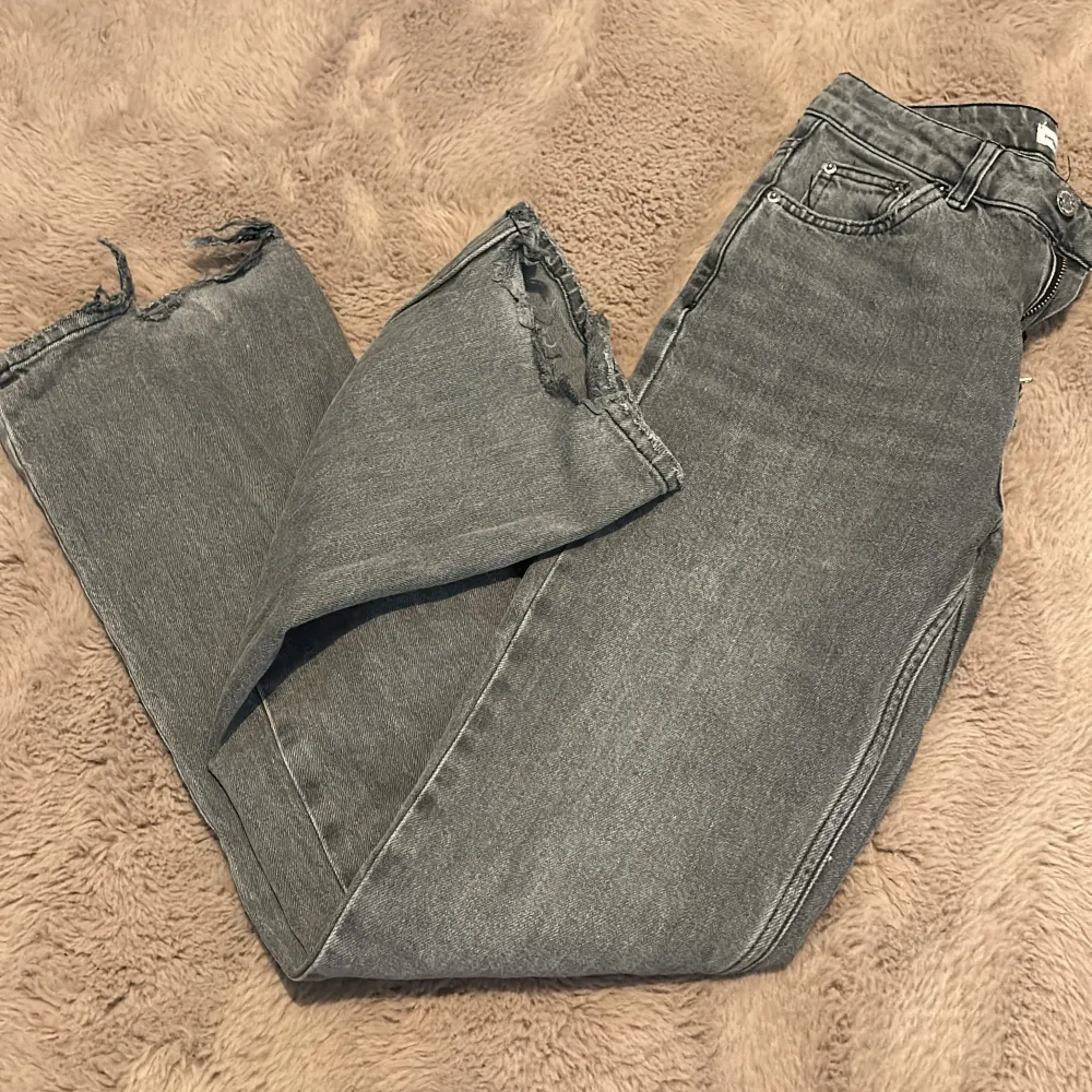 Säljer dessa fina grå Jeansen från Gina!!! Säljer dem då de inte kommer till användning. De är för långa för mig, där av slitna nere vid fötterna (jag är 160 cm). Annars är de i fint skick. 🩶Pris kan diskuteras!!!. Jeans & Byxor.