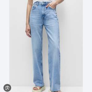 Säljer dessa jeans från pull and bear pga garderobsrensning. Är xs men passar mig som har S. Originalpris: 350kr. Skriv för fler bilder💞