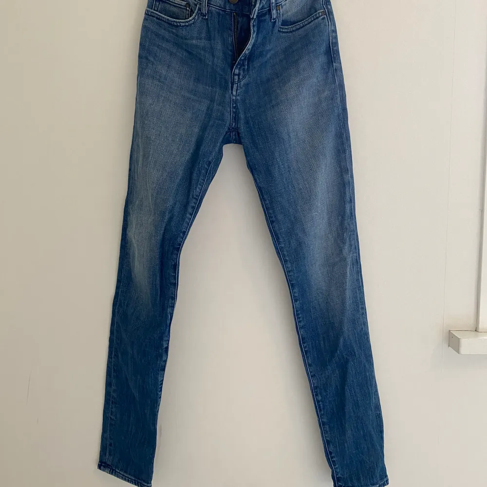 Mörkblå skinny jeans från Tommy Hilfiger. Fint skick utan tecken på användning. Medelhöga i midjan och passar under 165. 26 i midjan.. Jeans & Byxor.