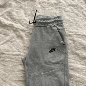 Nike tech byxor - Säljer dessa nästan helt oanvända byxorna jätta bra skick bara skrynkliga Nypris ca:900