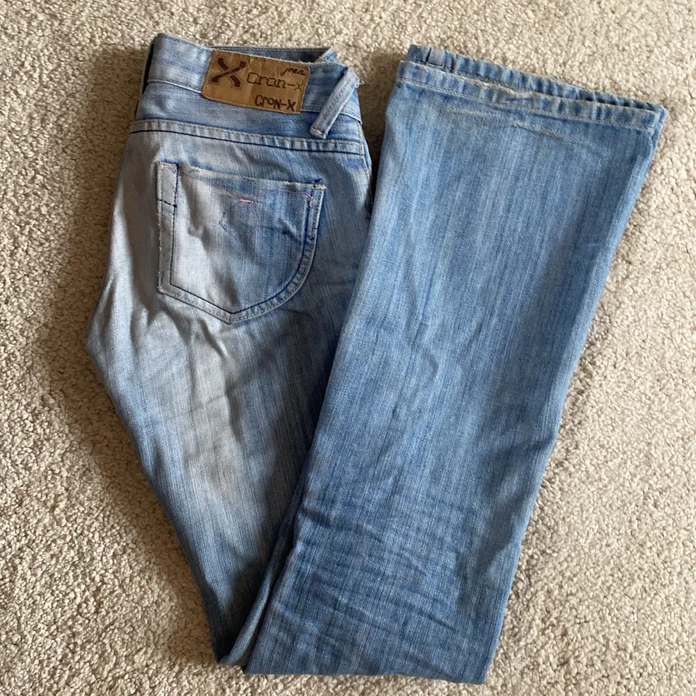Lågmidjade långa bootcut jeans från märket cron-x. Mina absoluta favoritjeans men har tyvärr blivit för små. Såååå fina, skriv för mått eller andra frågor! Har supergulliga rosa detaljer och fickfoder!🌸🌟❤️. Jeans & Byxor.