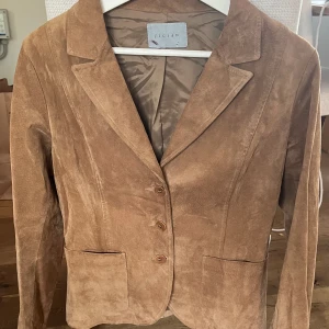 Mocka kavaj - Säljer en mocka kavaj i fint skick av märket Jigsaw. Storlek S-XS, känns ganska liten.