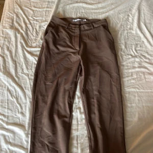 Bruna kostymbyxor  - Säljer dessa jättefina bruna kostym byxor från lager 157 i xs, därför att de inte kommer till andvändning. Aldrig andvänd bara testat.🤍