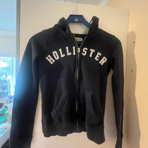 Hollister zip up hoodie - Jättefin mörkblå zip up hoodie💕 storlek xs💕  om nån vill ha flera bilder är det bara att höra av er🥰