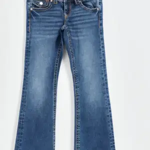 Bootcut jeans köpta från Gina Young. Storlek 170, jag är 171 passar mig bra. Köpta för ca 1 månad sedan, knappt använda🩷