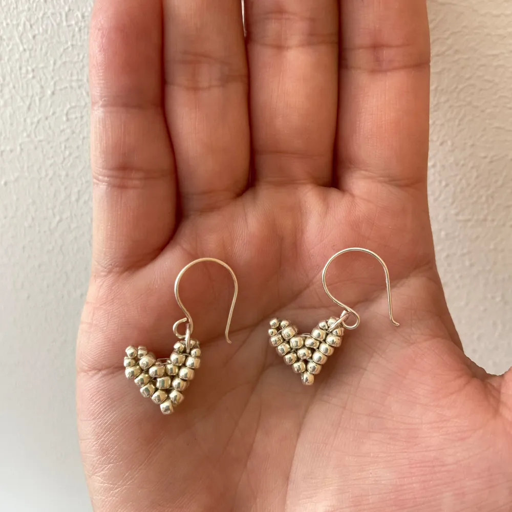 Super söta studs som passar vardaglig plagg! Jag tycker de passar särskilt bra med jeans. 😊 Material: Japanese beats (Toho), Artistic Wore Tarnisv Resistant - Silver plages ear hooka (American brand Beadalon). Accessoarer.