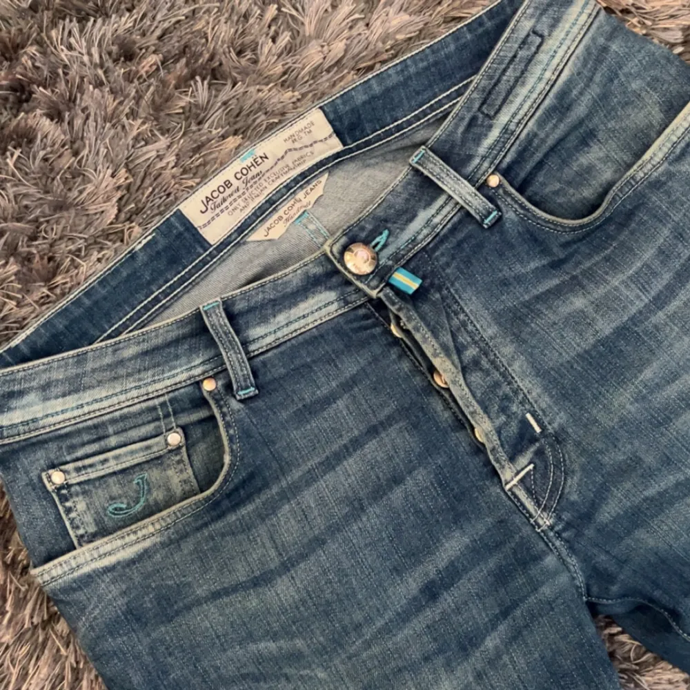 Säljer nu mina riktigt feta Jacob Cohen jeans med ett nypris på 4999kr. Hör av er vid frågor & funderingar🤝. Jeans & Byxor.