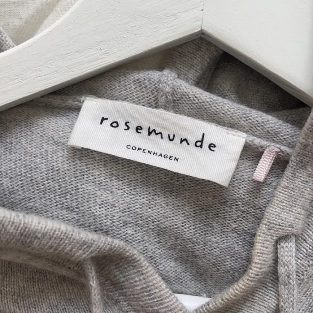 Säljer en asfin kashmirblend hoodie från rosemunde copenhagen. Sparsamt använd. Passar mig som normalt har S. Hoodies.