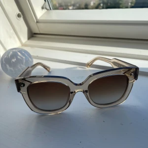 Helt nya chimis  - Säljer mina superfina chimis i nyskick!💞jag säljer dom eftersom att de inte passar, de har inga defekter och box + putsduken kommer med💘 det är storlek 08 och färg ecru. Kan mötas upp i Stockholm annars står köparen för frakt!💞