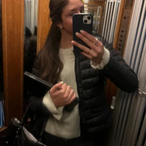 Svart dunjacka  - Super snygg svart basic jacka! Super bra skick och passar till allt!