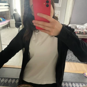 Tunn kofta  - Säljer denna söta o tunna kofta 💕