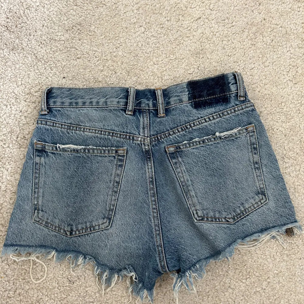 Säljer dessa jeans shorts ifrån Zara då dom sitter lite tajt på mig. Använda ett fåtal gånger. Priset kan diskuteras💗. Shorts.