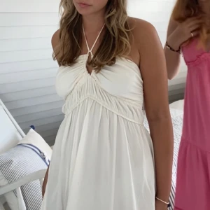 Vit lång sommarklänning  - Säljer denna vita sommarklänning från H&M i storlek M/38. Den är endast använd ett fåtal gånger & är i mycket bra skick - utan några defekter. Pris kan diskuteras - kom med prisförslag eller köp direkt för 150kr Om du har övriga frågor hmu! 