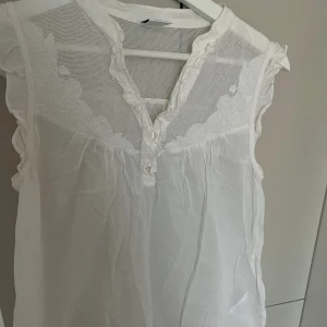 Topp från Vero Moda storlek S - Jättesöt topp till sommaren från vero Moda, inga deffekter, skriv dm för frågor eller fler bilder. Pris kan diskuteras 